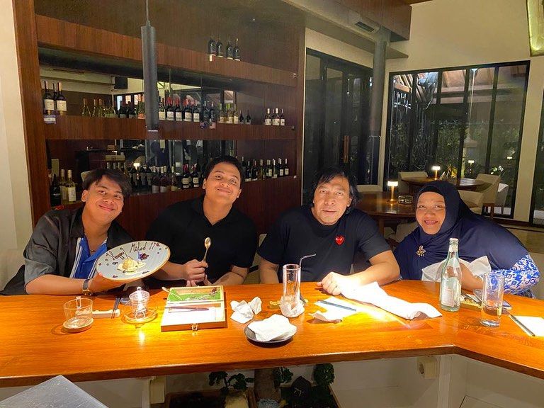 Komeng Bareng Istri dan Anak
