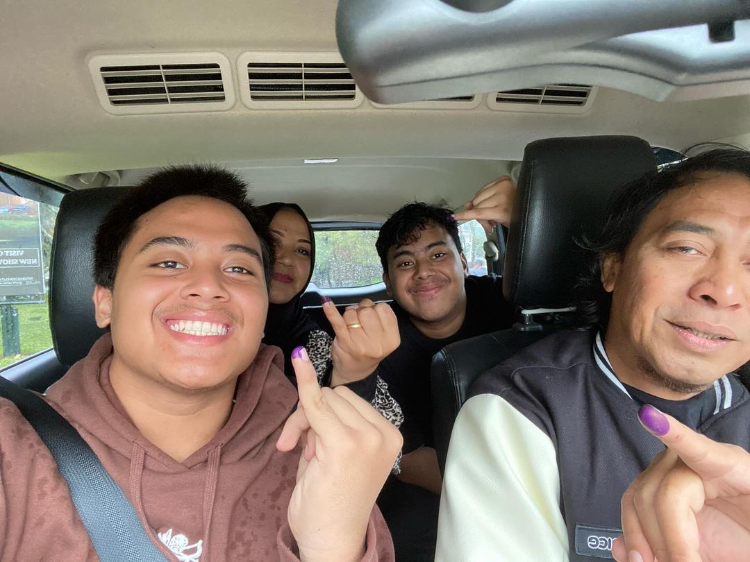 Komeng Bareng Istri dan Anak