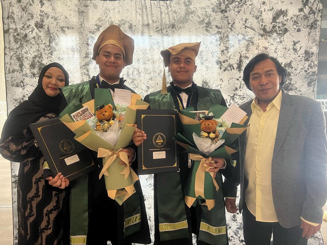 Komeng Bareng Istri dan Anak