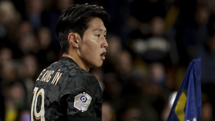 NANTES, FRANCE - FEBRUARY 17: Lee Kang-in of PSG looks on during the Ligue 1 Uber Eats match between FC Nantes (FCN) and Paris Saint-Germain (PSG) at Stade de la Beaujoire on February 17, 2024 in Nantes, France. (Photo by Jean Catuffe/Getty Images)