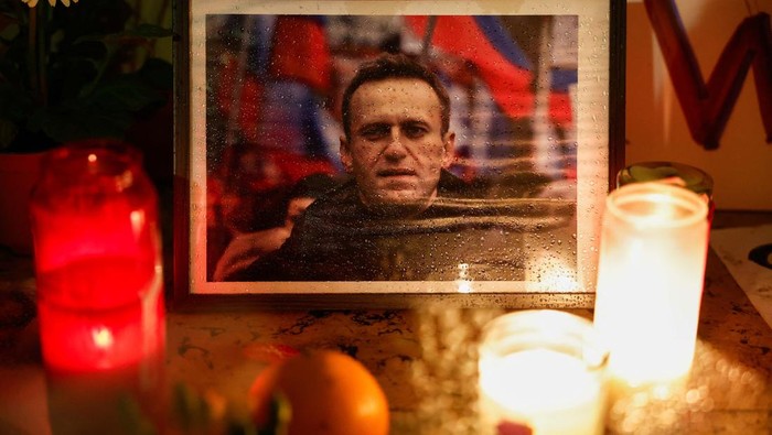 Lilin dan Bunga Duka Cita untuk Alexei Navalny People hang portraits of Russian opposition leader Alexei Navalny at the front gate of the Russian embassy as people attend a protest and vigil held following the death of Navalny, in Kappara, Malta, February 19, 2024. REUTERS/Darrin Zammit Lupi TPX IMAGES OF THE DAY