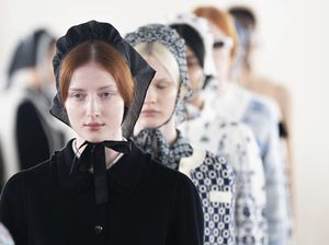 Gaun Tiup Besar yang Curi Perhatian di London Fashion Week Gaun Tiup Besar yang Curi Perhatian di London Fashion Week