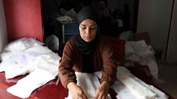 Melihat Pembuatan Popok Bayi di Gaza
