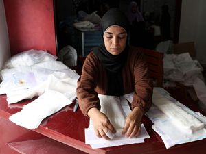 Melihat Pembuatan Popok Bayi di Gaza