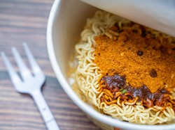 Berapa Kalori Nasi Putih dan Mie Instan?