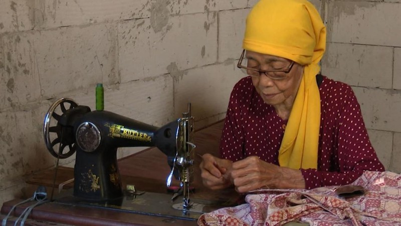 Kisah Nenek Inah, Penjahit Baju yang Urus 3 Anak ODGJ Seorang Diri