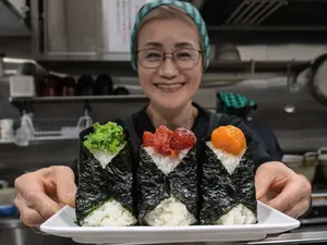 Onigiri Sedang Tren di Jepang, Orang Rela Antre hingga 8 Jam! Onigiri Sedang Tren di Jepang, Orang Rela Antre hingga 8 Jam!