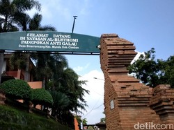 Cerita Ujang Bustomi Layani Caleg Menang di Padepokan Anti Galau