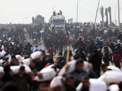 Israel Klaim Warga Palestina Bersenjata Tembaki Warga Gaza Antre Bantuan