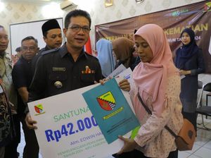 Bupati Bandung Beri Santunan ke Ahli Waris 19 Petugas Pemilu yang Gugur