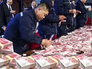 Karyawan Perusahaan Ini Rebutan Duit di Atas Meja! Ada yang Dapat Rp 195 Juta