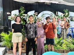 Kala Hajatan di Kulon Progo Bikin 2 Bule Polandia Penasaran
