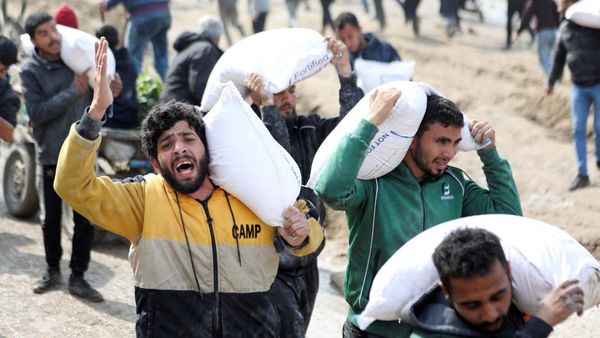 Potret Warga Gaza Berebut Tepung