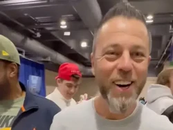 Donald Trump Rilis Sneakers, Dilelang Laku Rp 140 Juta