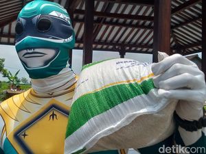 Pakai Kostum Power Rangers Antre Beras Bantuan di Klaten, Sarijo Jadi Sorotan