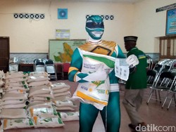 Kocak! Power Rangers Ikut Antre Beras Bantuan di Tambakan Klaten