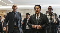 Ketua Umum PSSI Erick Thohir (tengah) bersama pelatih Timnas putri Indonesia asal Jepang Satoru Mochizuki (kiri) bersiap mengikuti konferensi pers penandatangan kontrak di Jakarta, Selasa (20/2/2024).  