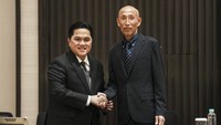 Ketua Umum PSSI Erick Thohir (kiri) berjabat tangan dengan pelatih Timnas putri Indonesia asal Jepang Satoru Mochizuki (kanan) saat konferensi pers penandatangan kontrak di Jakarta, Selasa (20/2/2024).