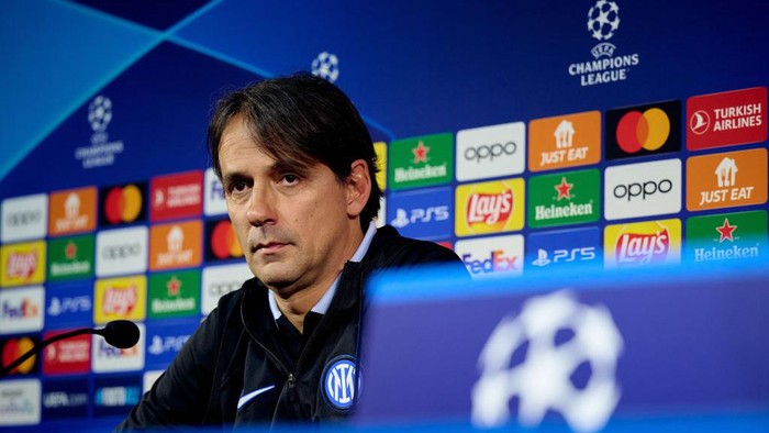 COMO, ITALY - FEBRUARY 19: Head Coach Simone Inzaghi of FC Internazionale speaks with the media to present UEFA Champions League 2023/24 Round of 16 First Leg match between FC Internazionale and Atletico Madrid at the clubs training ground Suning Training Center at Appiano Gentile on February 19, 2024 in Como, Italy. (Photo by Mattia Ozbot - Inter/Inter via Getty Images)