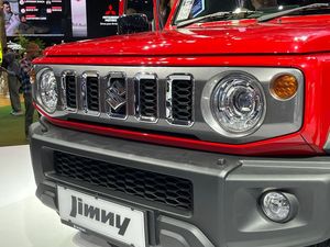 Kenapa Grille Suzuki Jimny 5 Pintu Diberi Aksen Chrome? Ternyata Ini Alasannya