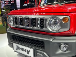 Kenapa Grille Suzuki Jimny 5 Pintu Diberi Aksen Chrome? Ternyata Ini Alasannya