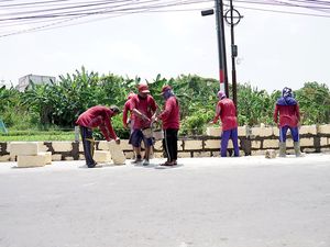 Walkot Eri Minta Tanggul di 2 Lokasi Surabaya Barat Ini Tuntas dalam Sebulan Walkot Eri Minta Tanggul di 2 Lokasi Surabaya Barat Ini Tuntas dalam Sebulan