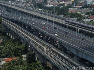 Ada Mobil Gangguan di Tol Layang MBZ Km 16 Arah Cikampek, Lalin Padat Ada Mobil Gangguan di Tol Layang MBZ Km 16 Arah Cikampek, Lalin Padat
