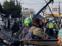 Tiang Roboh dan Melintang di Jl Raya KSU Depok, Lalin Sempat Macet