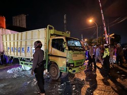 Ban Nyangkut di Rel, Truk Bawa Ampas Ubi di Tebing Tinggi Dihantam Kereta Api