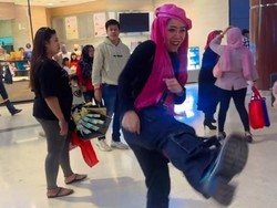 Tak Senang Dilihat Saat Joget di Mal, 2 Wanita Adu Mulut hingga Viral