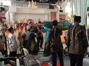 Pengantar Jenazah Lewat Depan Pelaminan, Tamu Langsung Bergeser