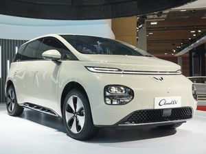 Komparasi Harga Wuling Cloud EV Vs BYD Dolphin