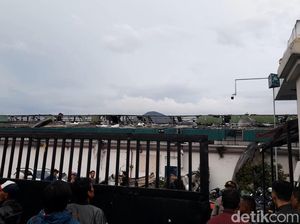 Momen Atap Pabrik Rontok Disapu Puting Beliung di Sumedang