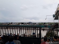 Momen Atap Pabrik Rontok Disapu Puting Beliung di Sumedang