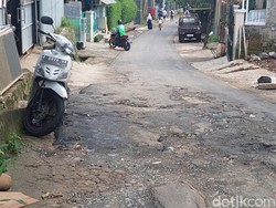 Viral Aspal Jalan di Cimenyan Bandung Rontok Saat Diguyur Hujan