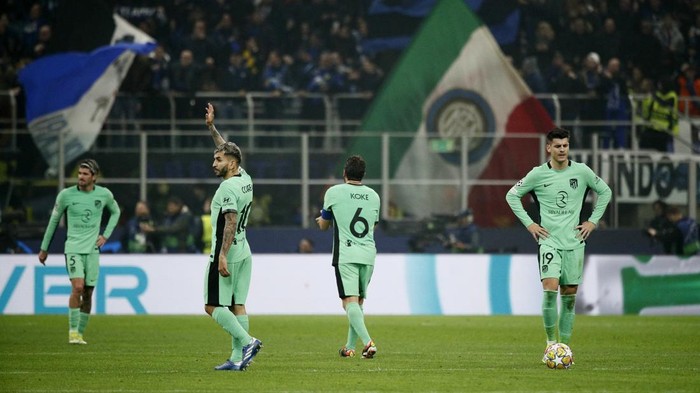 Soccer Football - Champions League - Round of 16 - First Leg - Inter Milan v Atletico Madrid - San Siro, Milan, Italy - February 20, 2024 Atletico Madrids Angel Correa and Alvaro Morata look dejected after Inter Milans Marko Arnautovic scored their first goal REUTERS/Alessandro Garofalo