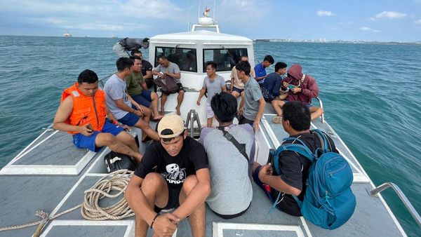 Bakamla Evakuasi 15 ABK KM Alexindo 8 yang Terbakar di Batam