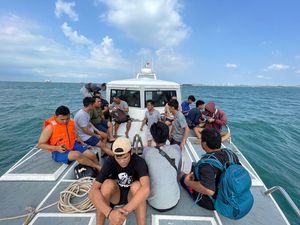 Bakamla Evakuasi 15 ABK KM Alexindo 8 yang Terbakar di Batam Bakamla Evakuasi 15 ABK KM Alexindo 8 yang Terbakar di Batam