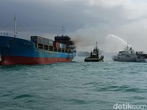 KM Alexindo 8 Terbakar di Batam, Bakamla RI Evakuasi 15 ABK KM Alexindo 8 Terbakar di Batam, Bakamla RI Evakuasi 15 ABK