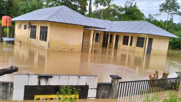 Banjir merendam rumah warga di Mentawai. (Dok Kepala Desa Sido Makmur)