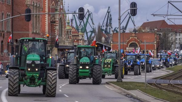 Banyak Traktor Berkeliaran di Jalanan Polandia, Ada Apa?