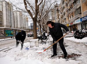 Berjibaku Bersihkan Salju Tebal di Jalanan Beijing Berjibaku Bersihkan Salju Tebal di Jalanan Beijing