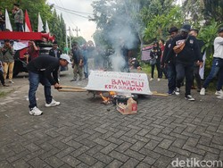 Bakar Keranda, Massa Aliansi Madura Indonesia Demo Kantor Bawaslu Surabaya