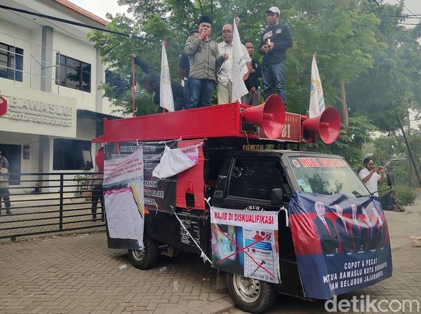 Masa AMI Demo Kantor Bawaslu Surabaya