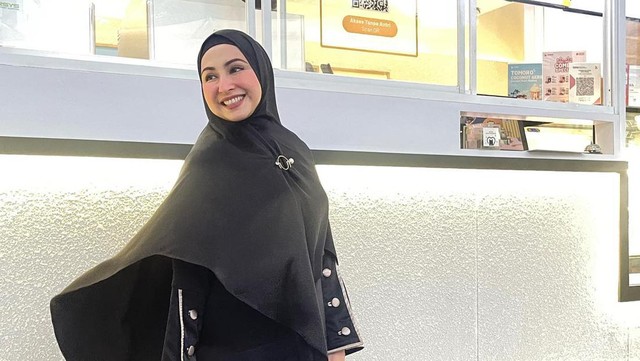 Berita Seputar Selebriti Insertlive Terkini : Ternyata Ini Alasan Deswita Maharani Tak Hadir di Acara Kelulusan Putri Sambung