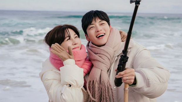 Kim Ha-neul dan Jang Seung-jo sebagai Seo Jung-won dan Seol Woo-jae dalam drama Korea Grabbed by the Collar (2024). (KBS2 via @kbsdrama)