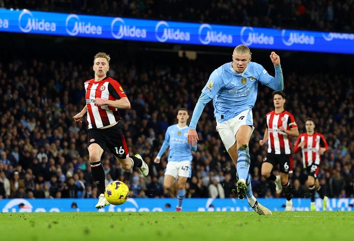 Soccer Football - Premier League - Manchester City v Brentford - Etihad Stadium, Manchester, Britain - February 20, 2024 Manchester Citys Erling Braut Haaland scores their first goal Action Images via Reuters/Lee Smith NO USE WITH UNAUTHORIZED AUDIO, VIDEO, DATA, FIXTURE LISTS, CLUB/LEAGUE LOGOS OR LIVE SERVICES. ONLINE IN-MATCH USE LIMITED TO 45 IMAGES, NO VIDEO EMULATION. NO USE IN BETTING, GAMES OR SINGLE CLUB/LEAGUE/PLAYER PUBLICATIONS.