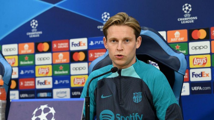 NAPLES, ITALY - FEBRUARY 20: Frenkie De Jong of Barcelona speaks at a press conference at Stadio Diego Armando Maradona on February 20, 2024 in Naples, Italy. (Photo by Ciro Sarpa/Getty Images)