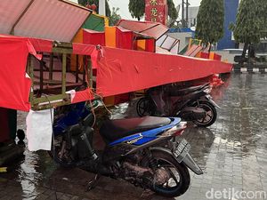Gapura Imlek Depan Balai Kota Solo Ambruk, 1 Orang Terluka