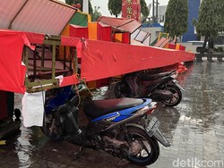Gapura Imlek Depan Balai Kota Solo Ambruk, 1 Orang Terluka